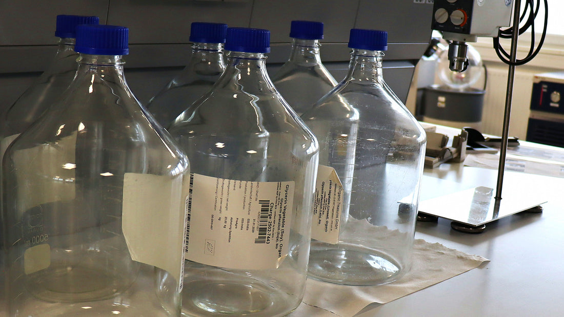 Laborflaschen in der eigenen Manufaktur in Innsbruck, in der die Flüssigextrakte hergestellt werden