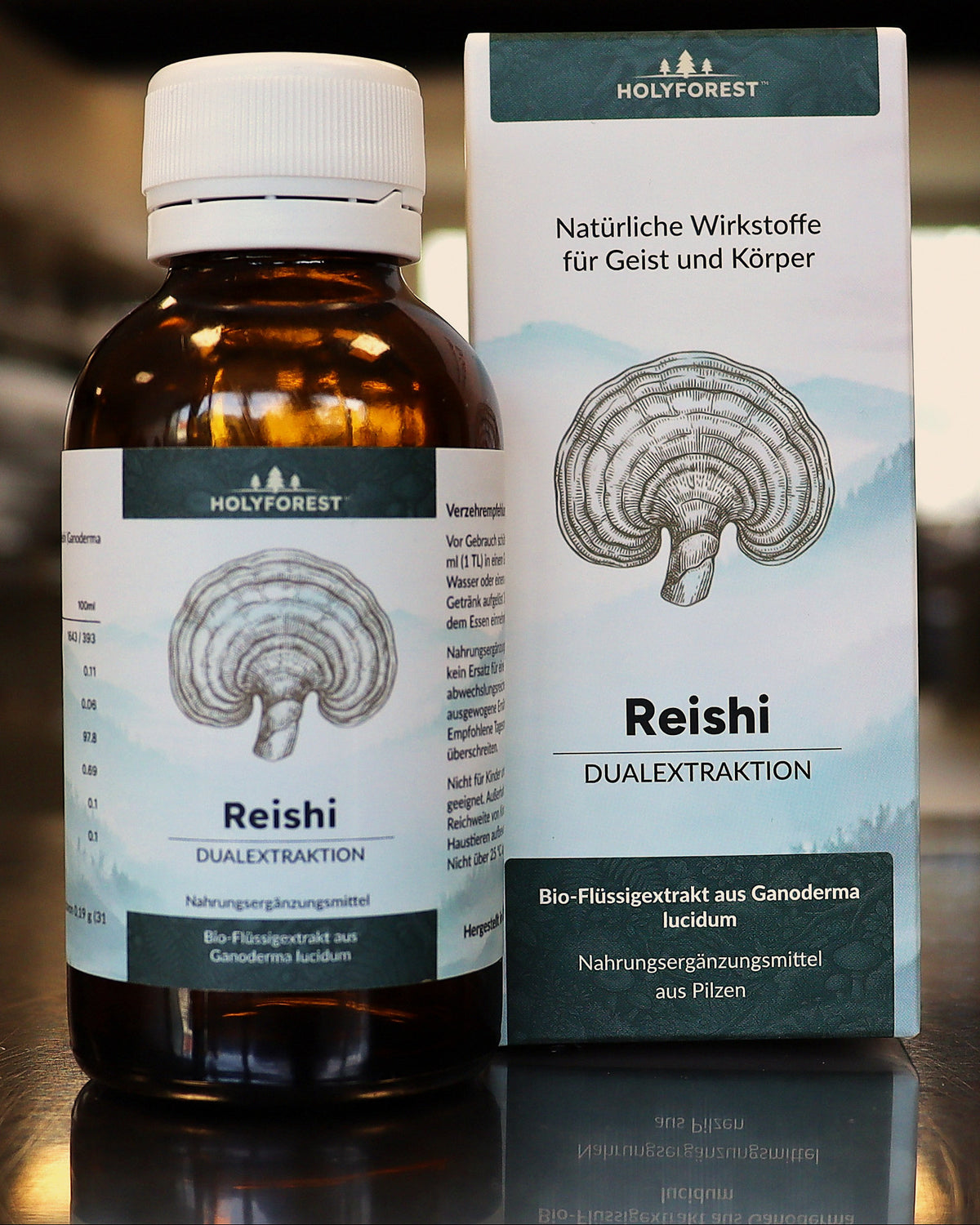 Bio Reishi Flüssigextrakt, Flasche und Faltschachtel, fotografiert in der Manufaktur in Innsbruck